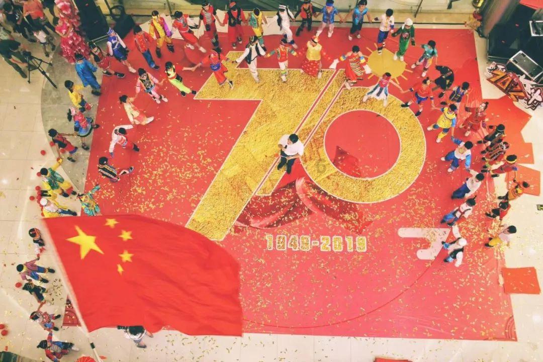 搭上养老金买的房自己却做不了主?宁波一小区业主因封窗问题跟物业开战!保安竟蹲到家门口,太荒唐…